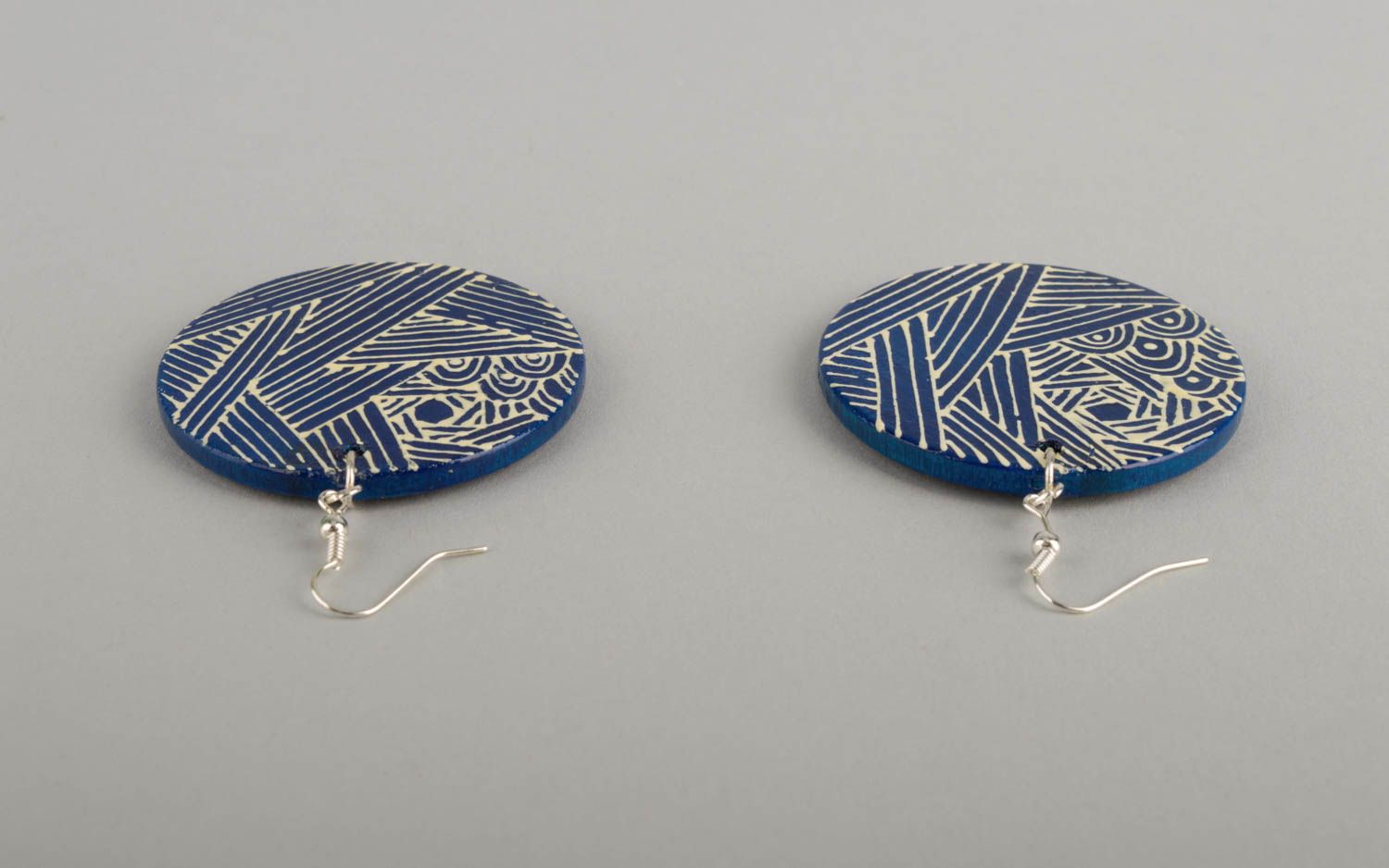 Модные серьги украшение ручной работы деревянное украшение синие с белым фото 5