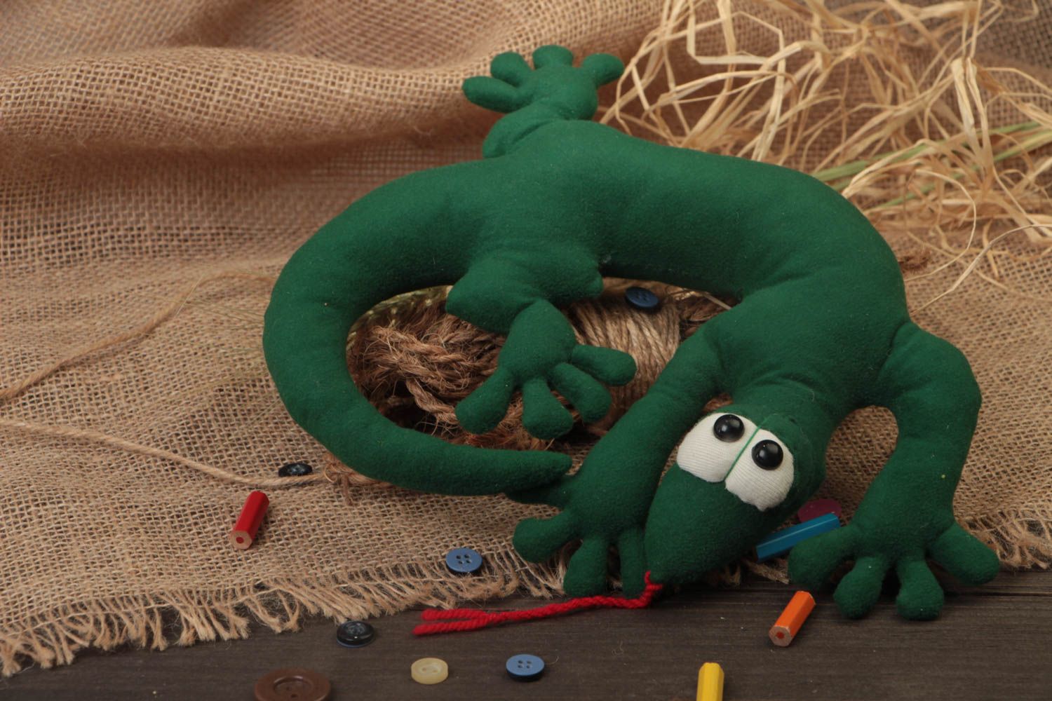 Juguete de peluche artesanal de tela verde original bonito lagarto para niños  foto 1