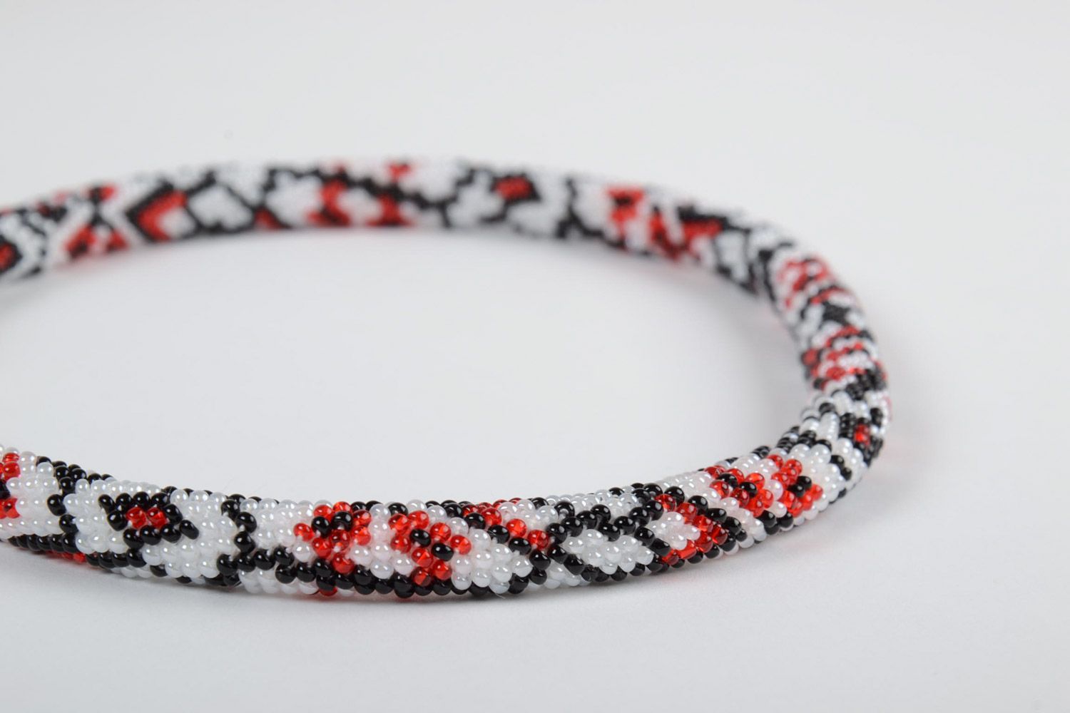 Collier en perles au crochet de style ethnique fait main blanc rouge noir femme photo 4