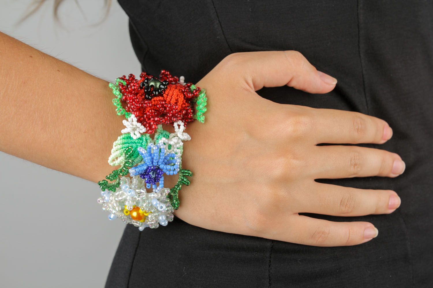 Bracelete artesanal trançado floral  foto 1