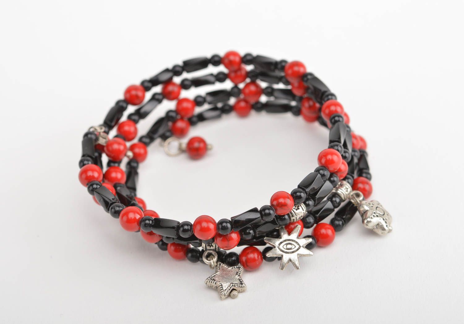 Bracelet multirang rouge-noir perles fantaisie avec breloques fait main photo 2