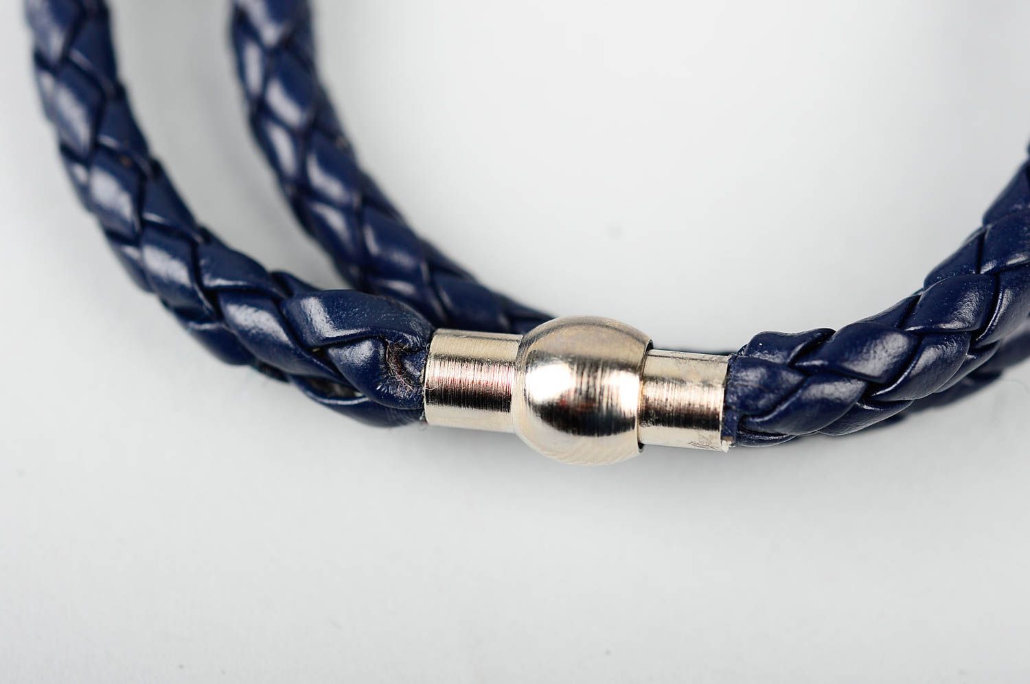 Bracelet cuir artificiel Bijou fait main bleu foncé Accessoire design cadeau photo 5