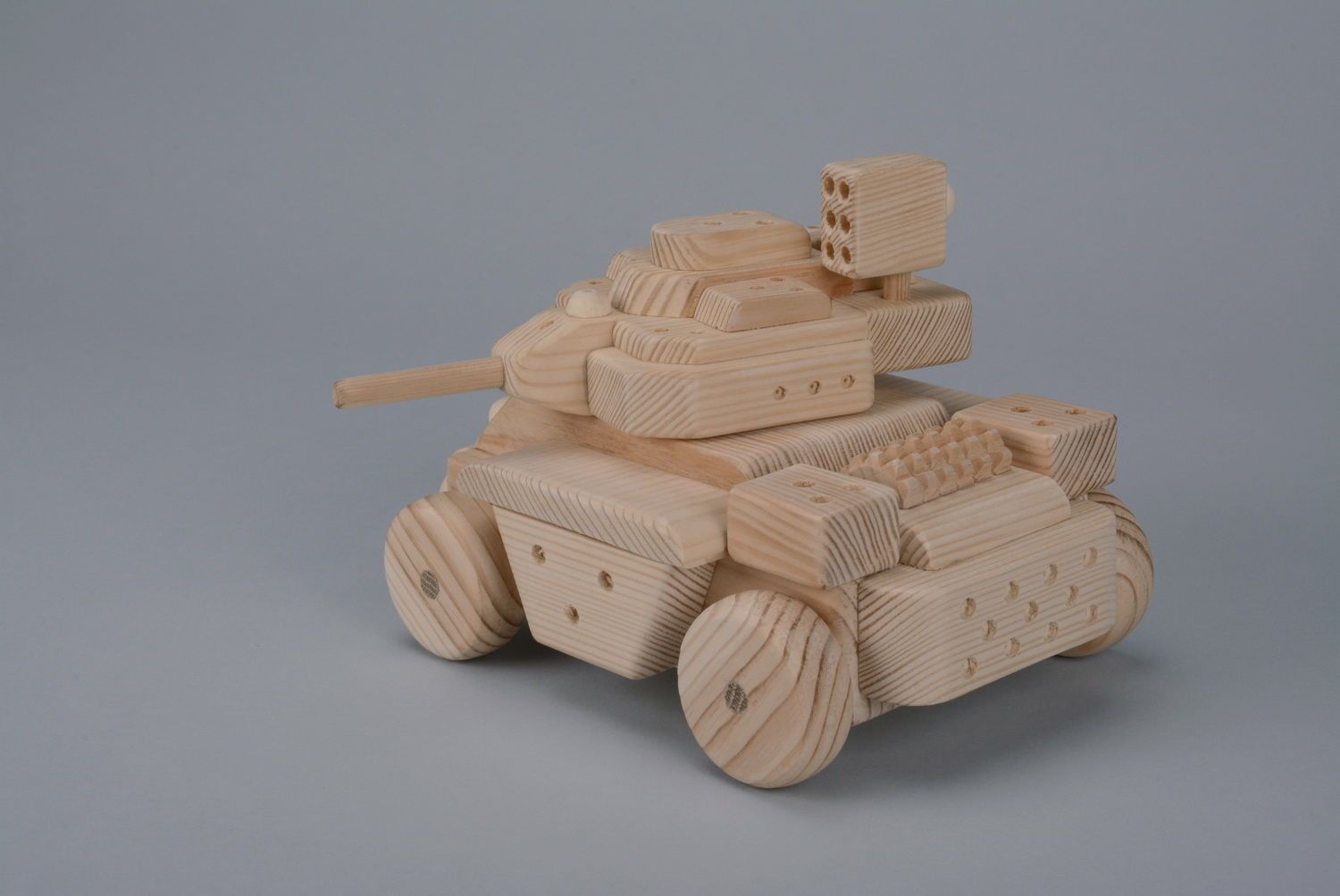 Spielzeug aus Holz Panzer foto 3