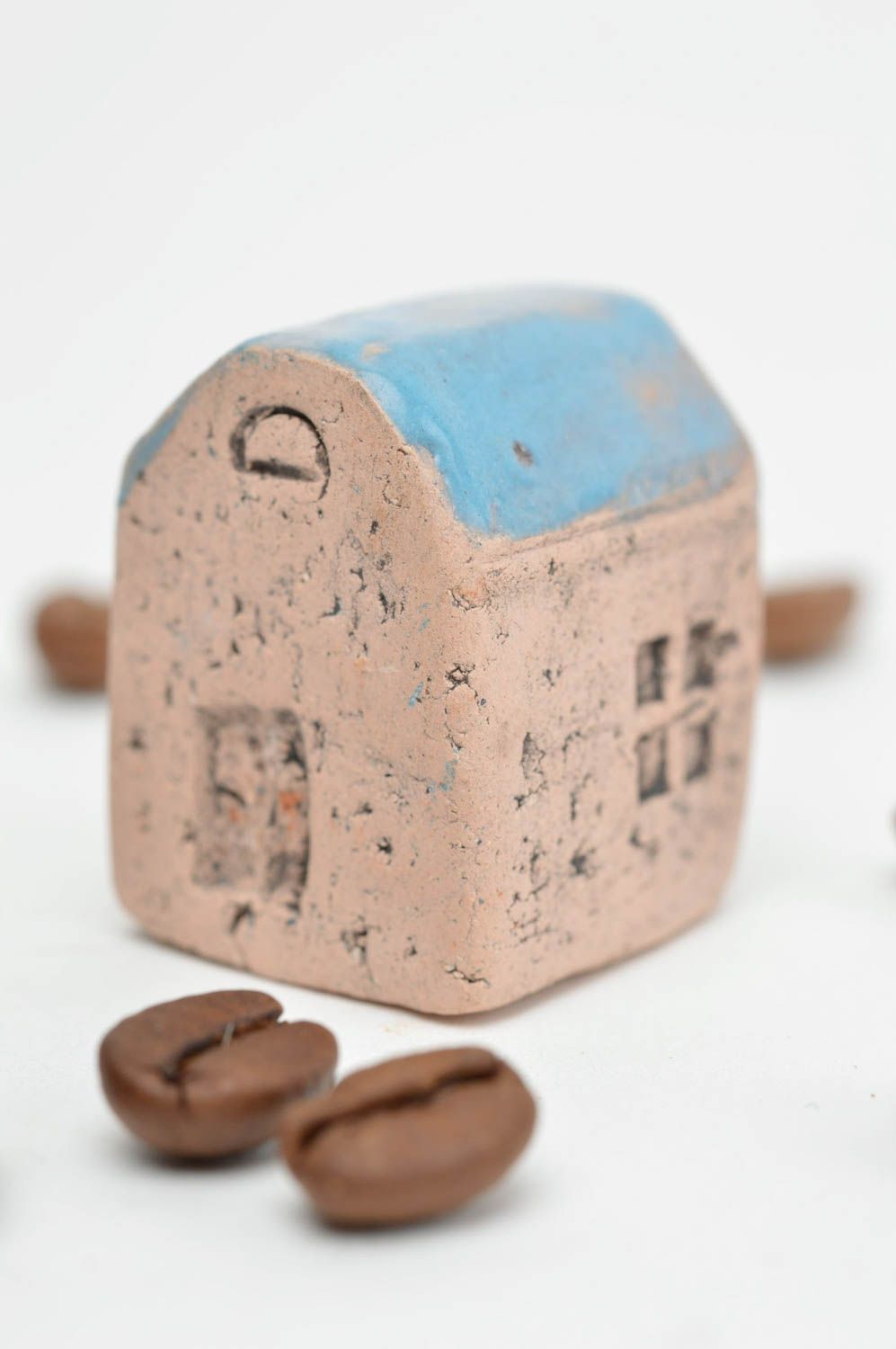Kleine Keramische Figur Haus mit blauem Dach originell künstlerische Handarbeit foto 1