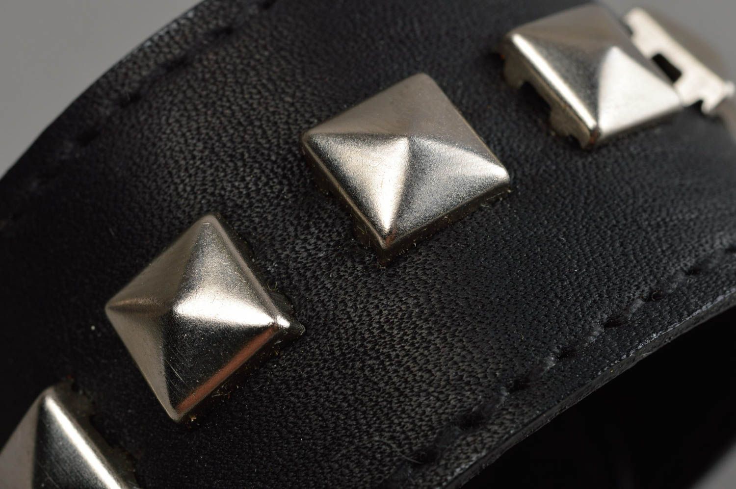 Bracelet en cuir fait main noir unisexe accessoire original large à la mode photo 10