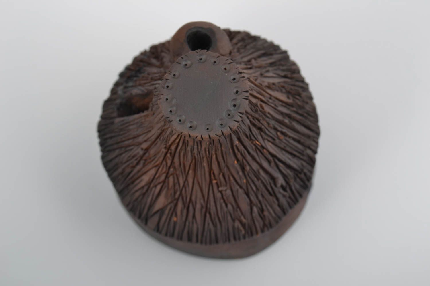 Копилка из глины фигурка в виде домика коричневая небольшая ручной работы фото 4