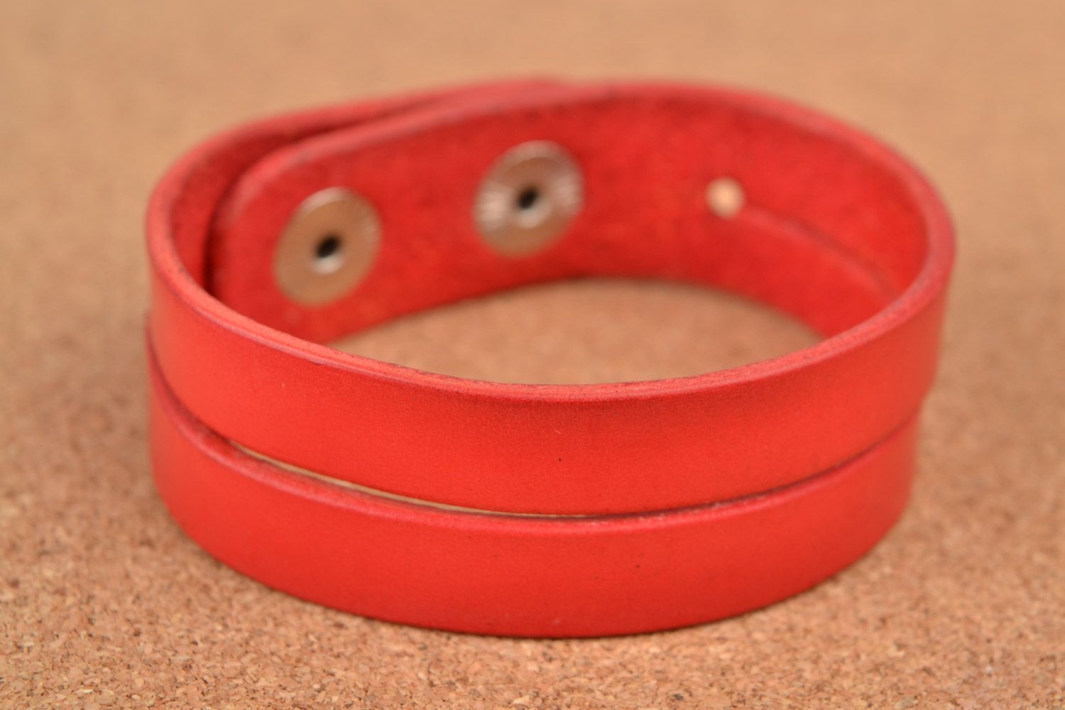 Кожаный браслет в два обхвата красивый красный стильный на кнопках ручная работа фото 1