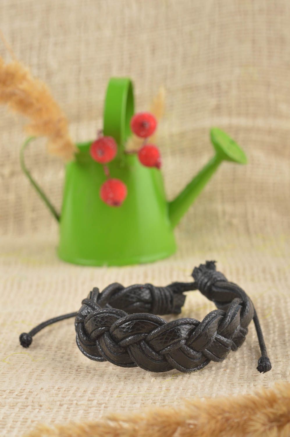 Bracelet cuir Bijoux fait main noir tressé Accessoire cuir pour femme cadeau photo 1