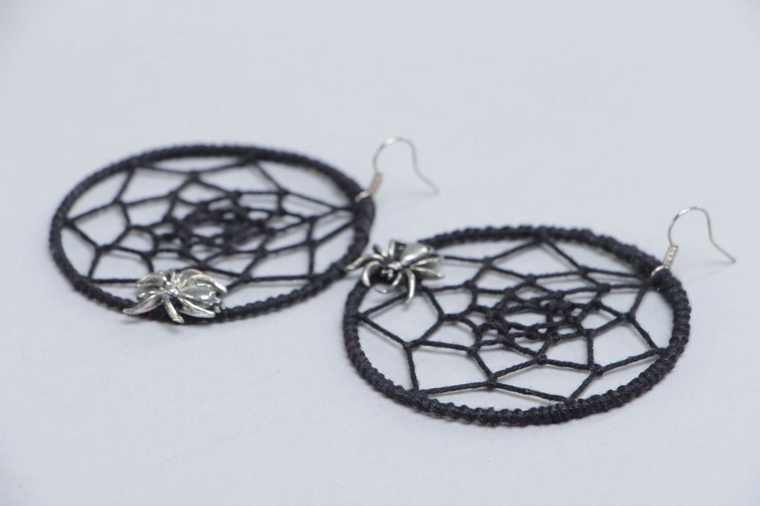 Ungewöhnliche schwarze runde Ohrringe Traumfänger aus Textil Fäden handmade für Frauen foto 3