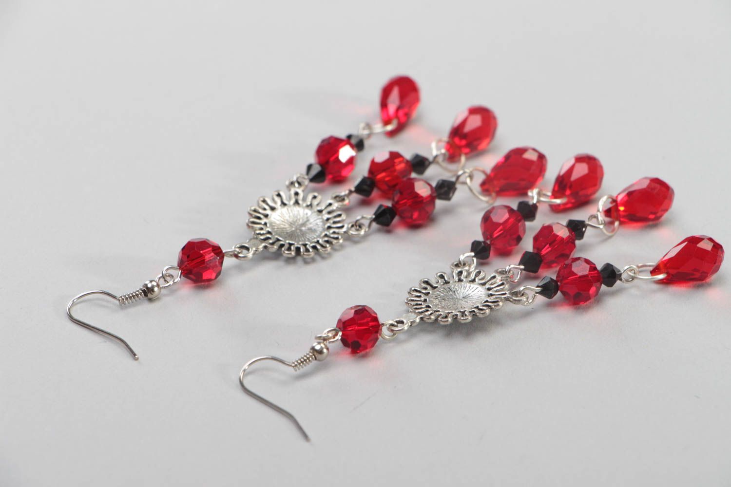 Boucles d'oreilles en perles de cristal rouges et acier faites main volumineuses photo 4
