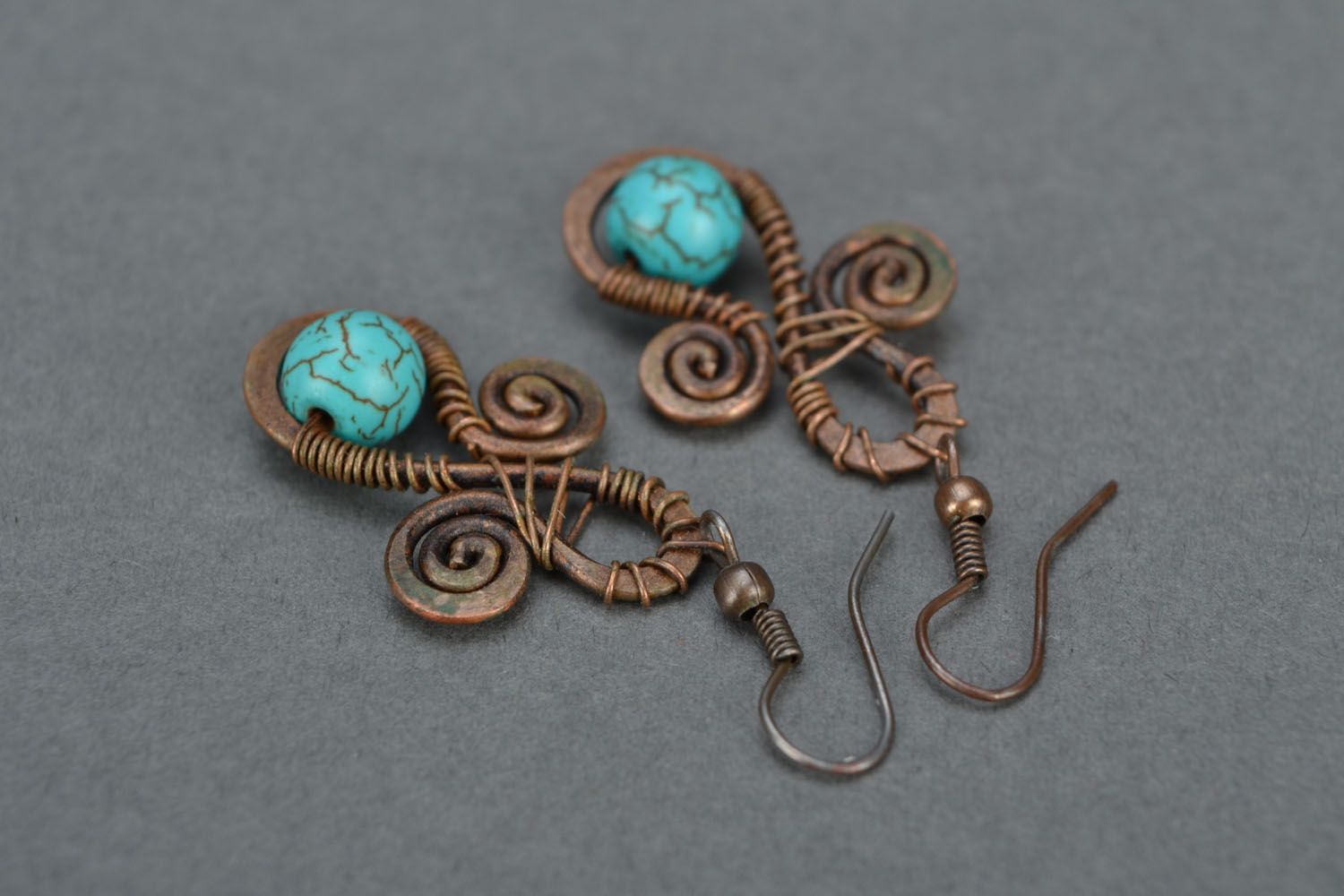 Boucles d'oreilles artisanales en bronze et turquoise photo 4