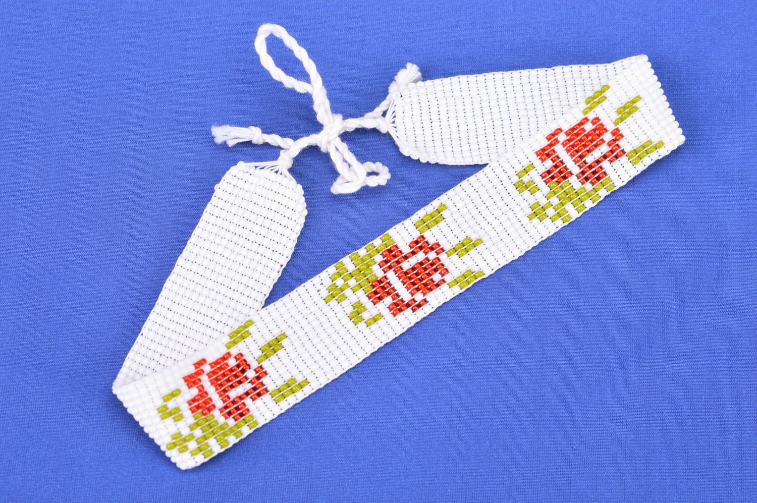 Collar de abalorios checos blanco artesanal en cordones con flores foto 5