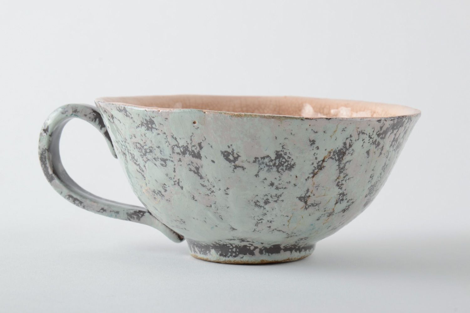 Handgemachte originelle keramische Tasse für Tee mit Engoben und Glasur bedeckt   foto 2