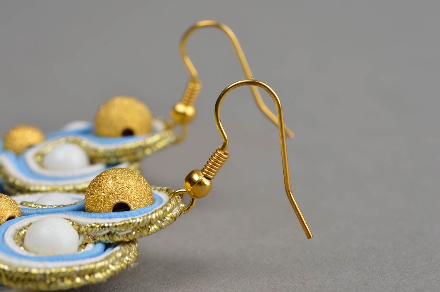 Boucles d'oreilles soutache avec jaspe et perles de rocaille faites main bleues photo 4