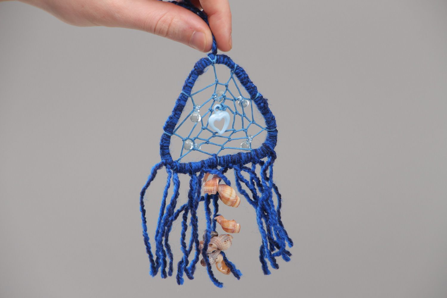 Ловец Снов интерьерная подвеска из вощеных шнурков бусин и ракушек синяя Медуза фото 5