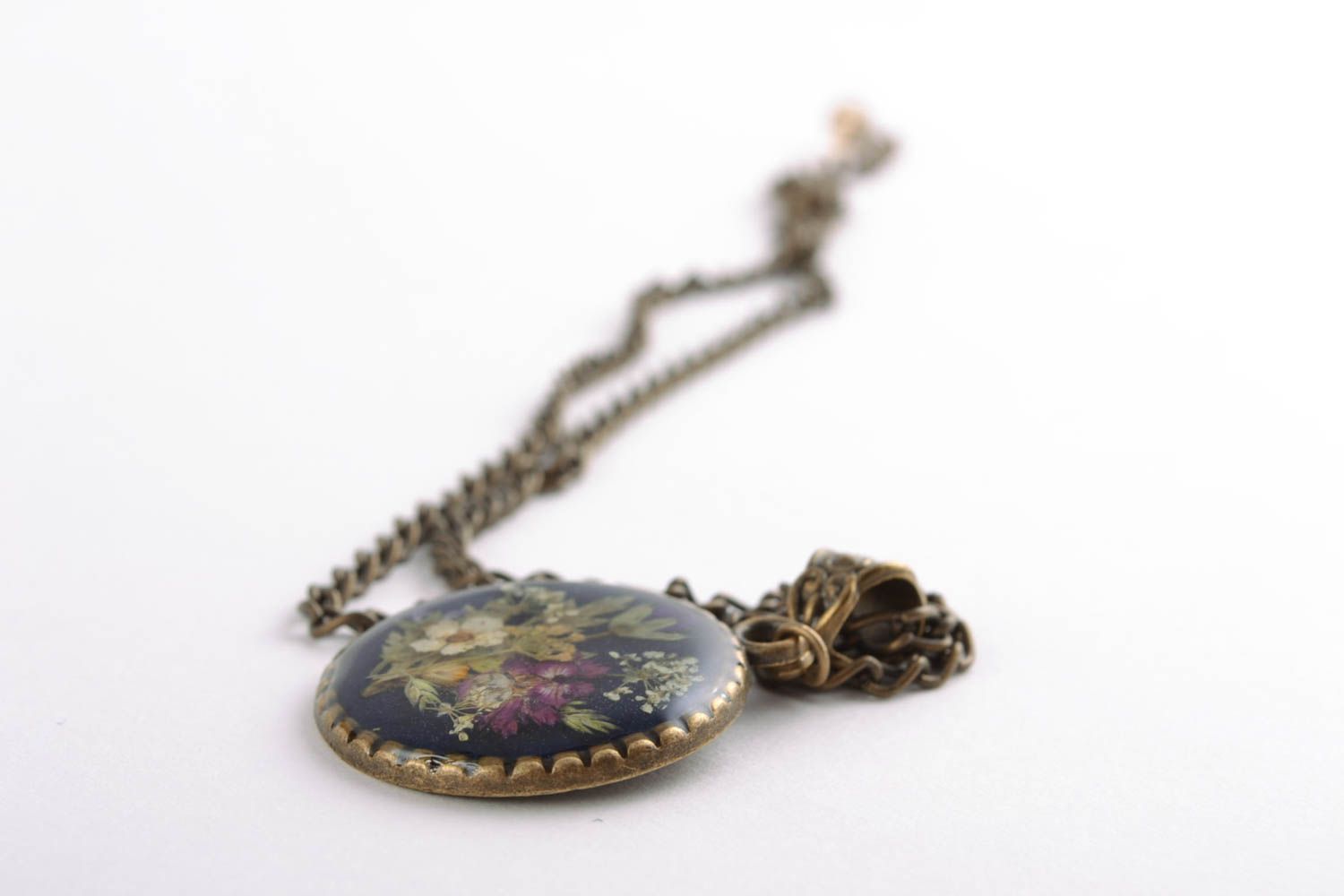 Round pendant with dried flowers in epoxy resin Vintage photo 3