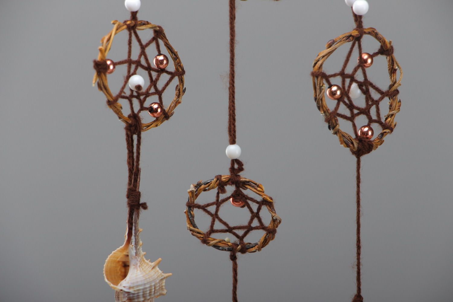 Cazador de sueños colgante decorativo hecho a mano de ramos de sauce y conchas Extraterrestre foto 4