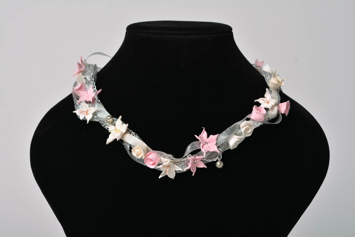 Collar de arcilla polimérica artesanal floral delicado bonito  foto 1