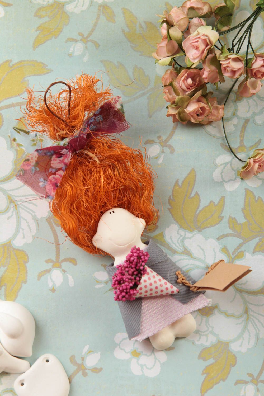 Petite poupée Suspension décorative faite main fille avec bouquet Déco maison photo 1
