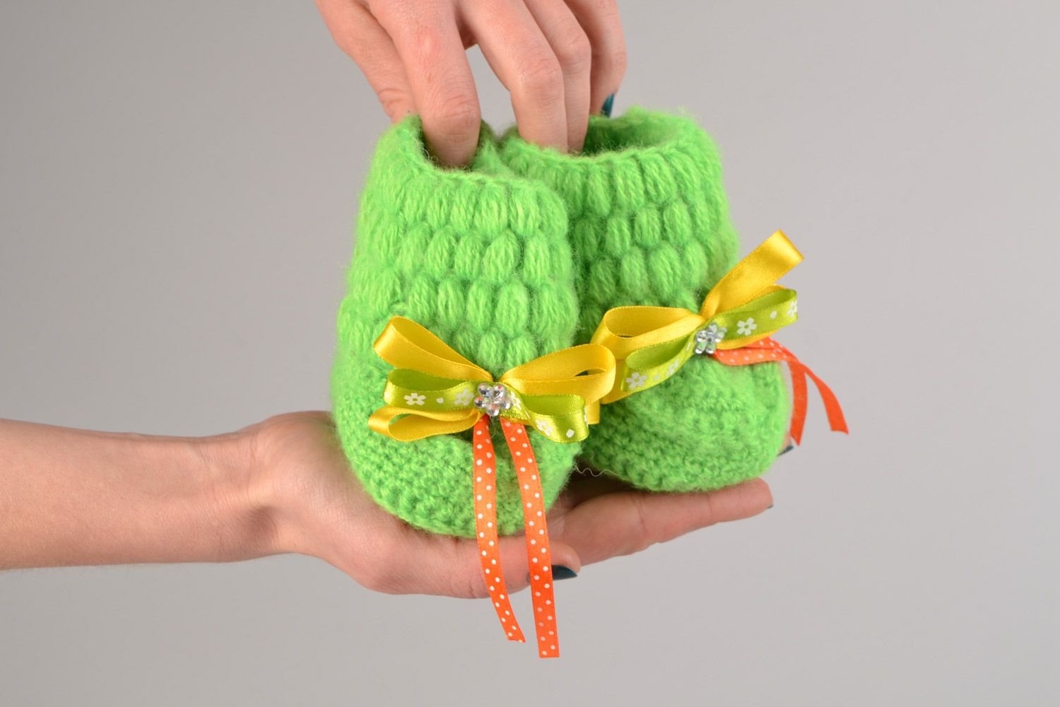 Petits chaussons tricotés pour bébé chauds verts avec noeuds jaunes faits main photo 2