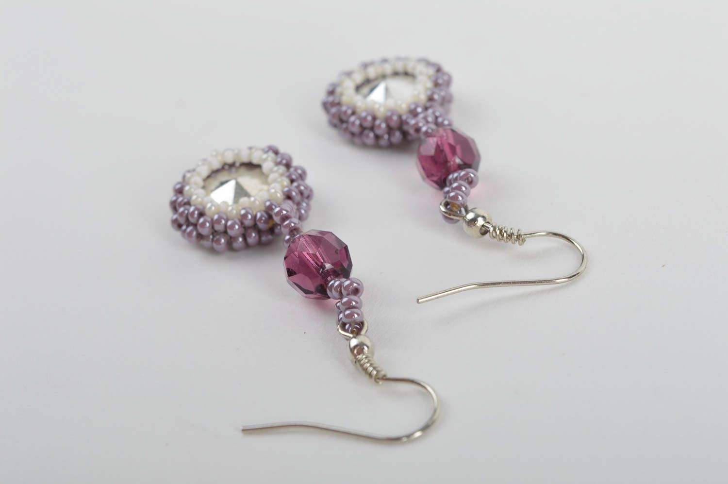 Boucles d'oreilles en perles de rocaille avec cristaux faites main mauves photo 5
