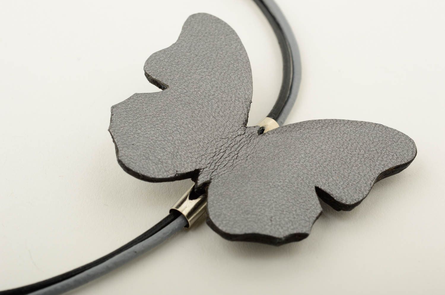 Collier papillon gris Accessoire en cuir fait main original Cadeau femme photo 4