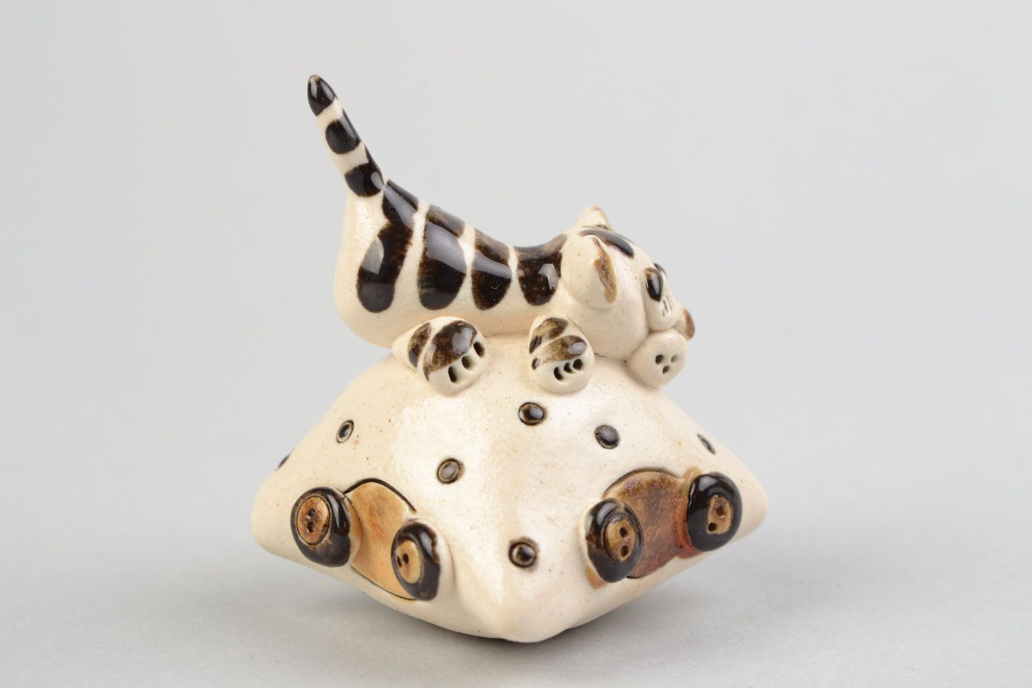 Figura de cerámica en miniatura hecha a mano gato sobre de una almohada   foto 3