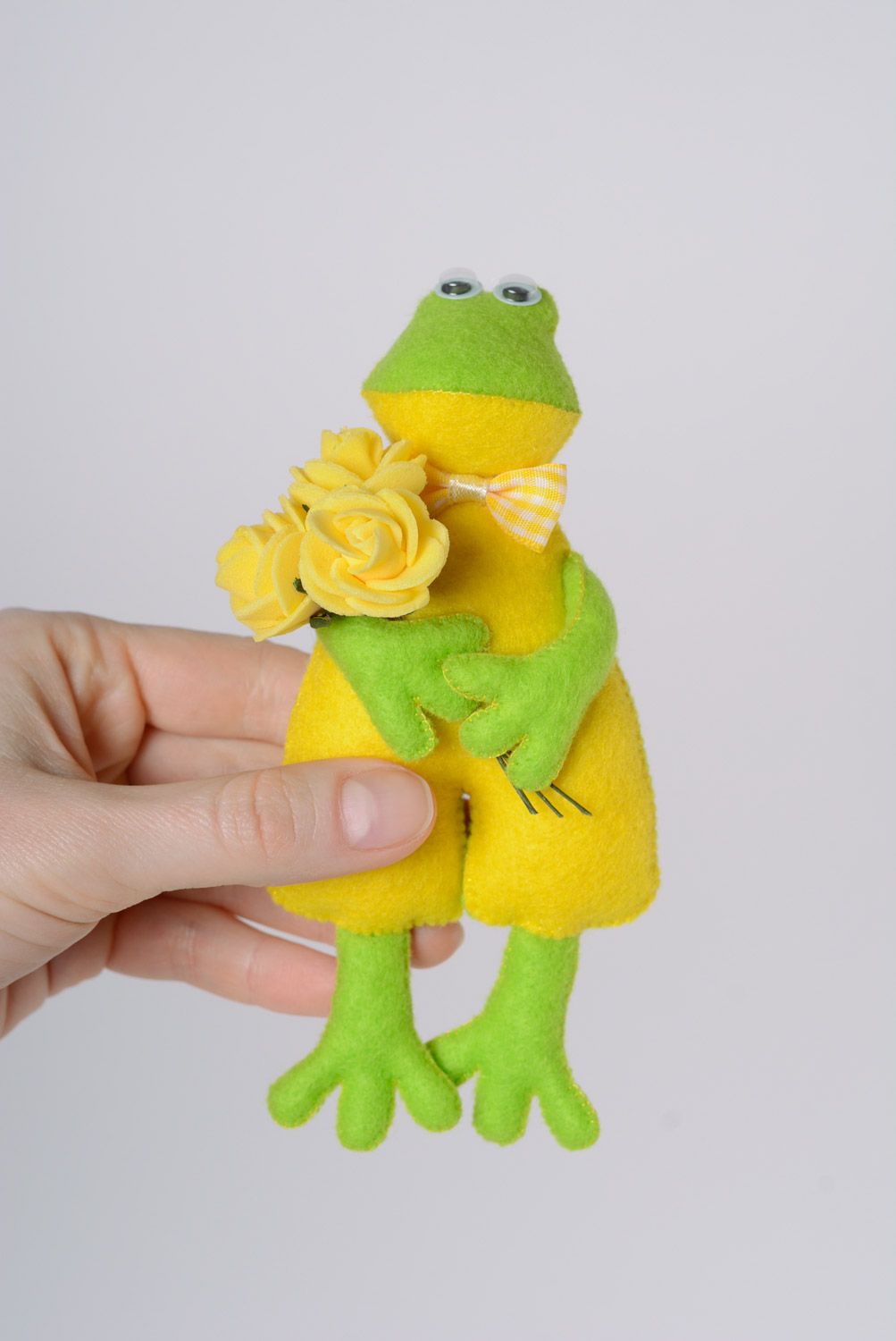 Мягкая желто-зеленая игрушка лягушонок ручной работы из фетра маленькая забавная фото 5