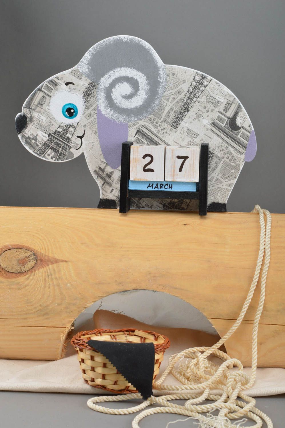Детский календарь в виде барашка из фанеры декупаж ручной работы Париж фото 1