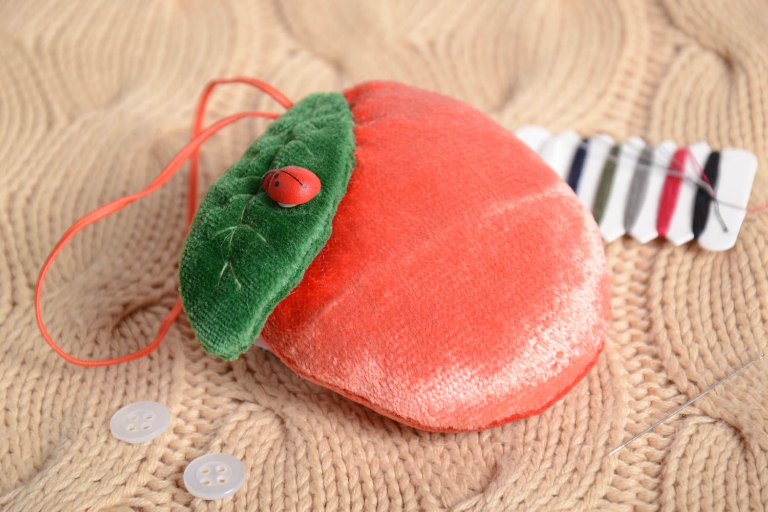 Pique-aiguilles en tissu rouge Pomme fait main décoration pour couturier cadeau photo 1
