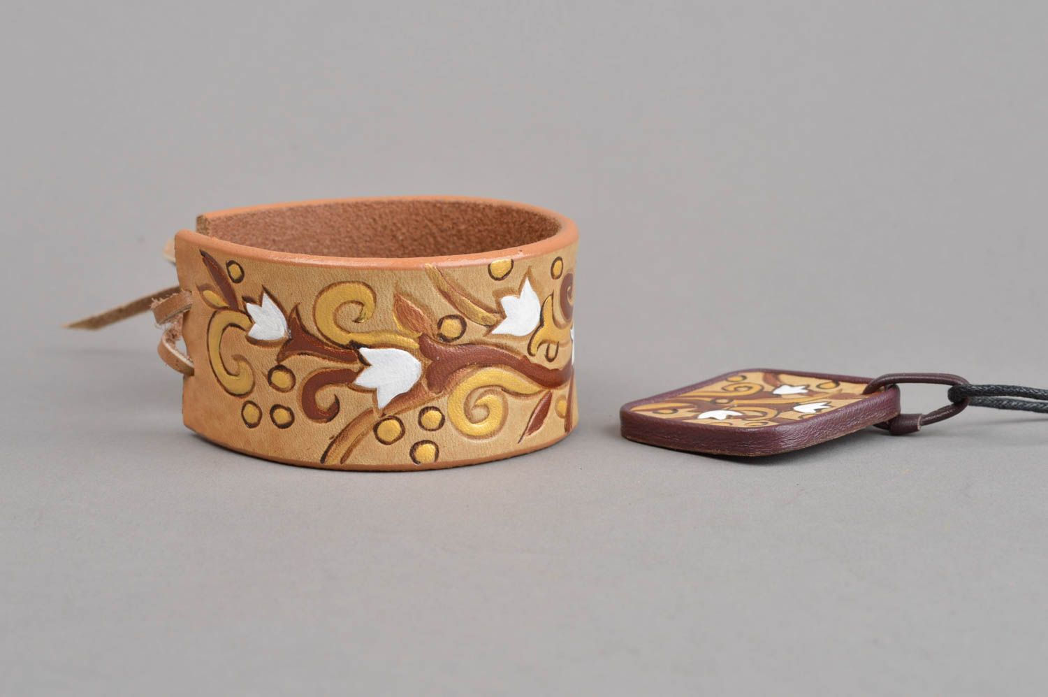 Conjunto de bisutería artesanal colgante y pulsera accesorios de cuero foto 2