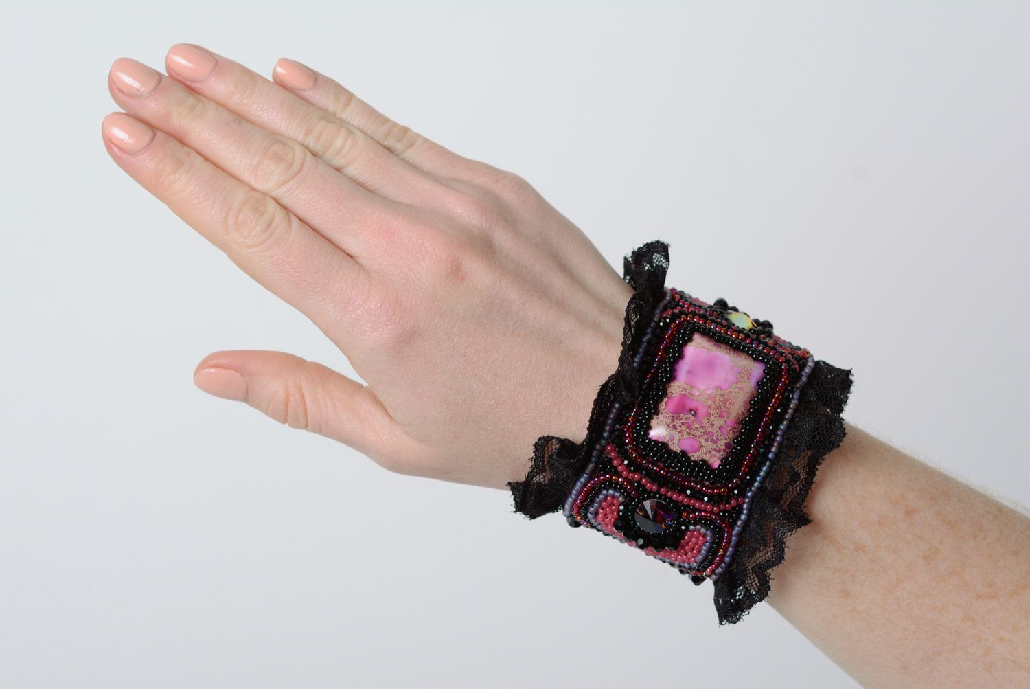 Schwarzes handgemachtes Armband aus Glasperlen mit Spitzen und Naturstein Variscit für Frauen foto 2