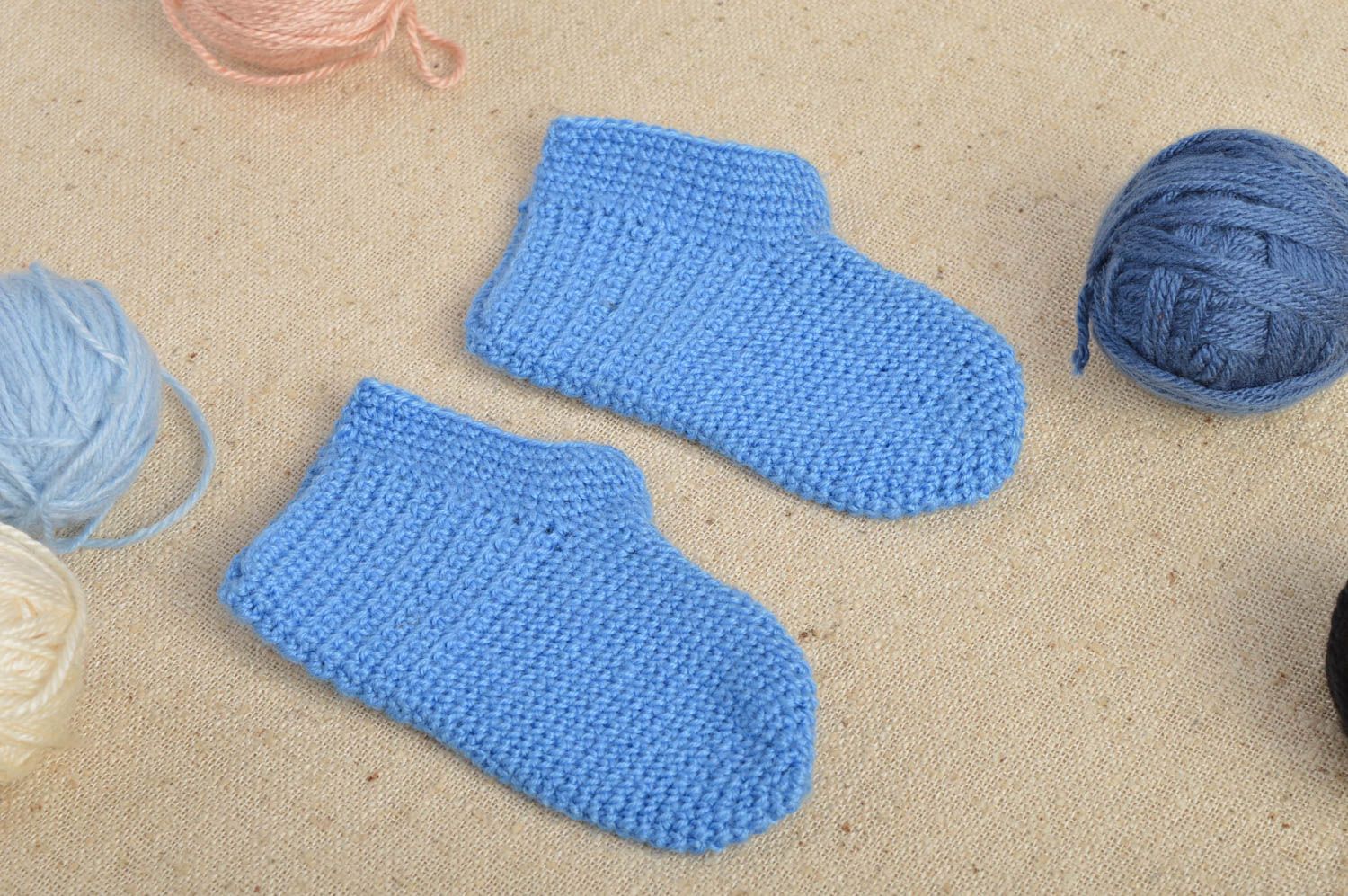 Голубые пинетки ручной вязки для мальчика из полиакрила симпатичные удобные фото 1