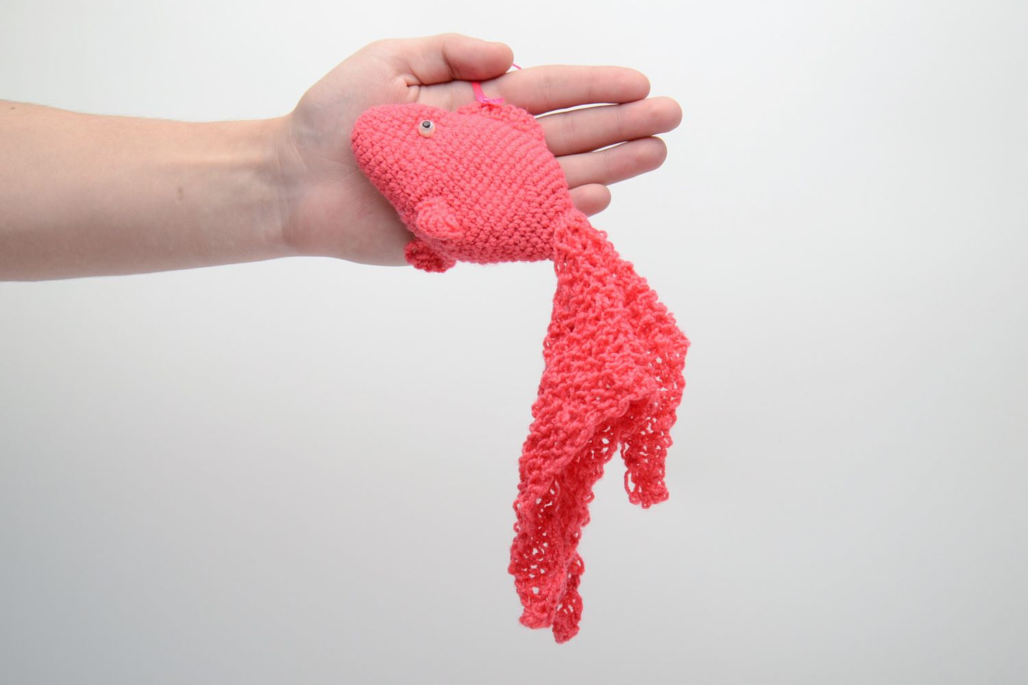 Jouet Poisson tricoté rouge fils acryliques décoration à accrocher faite main photo 5