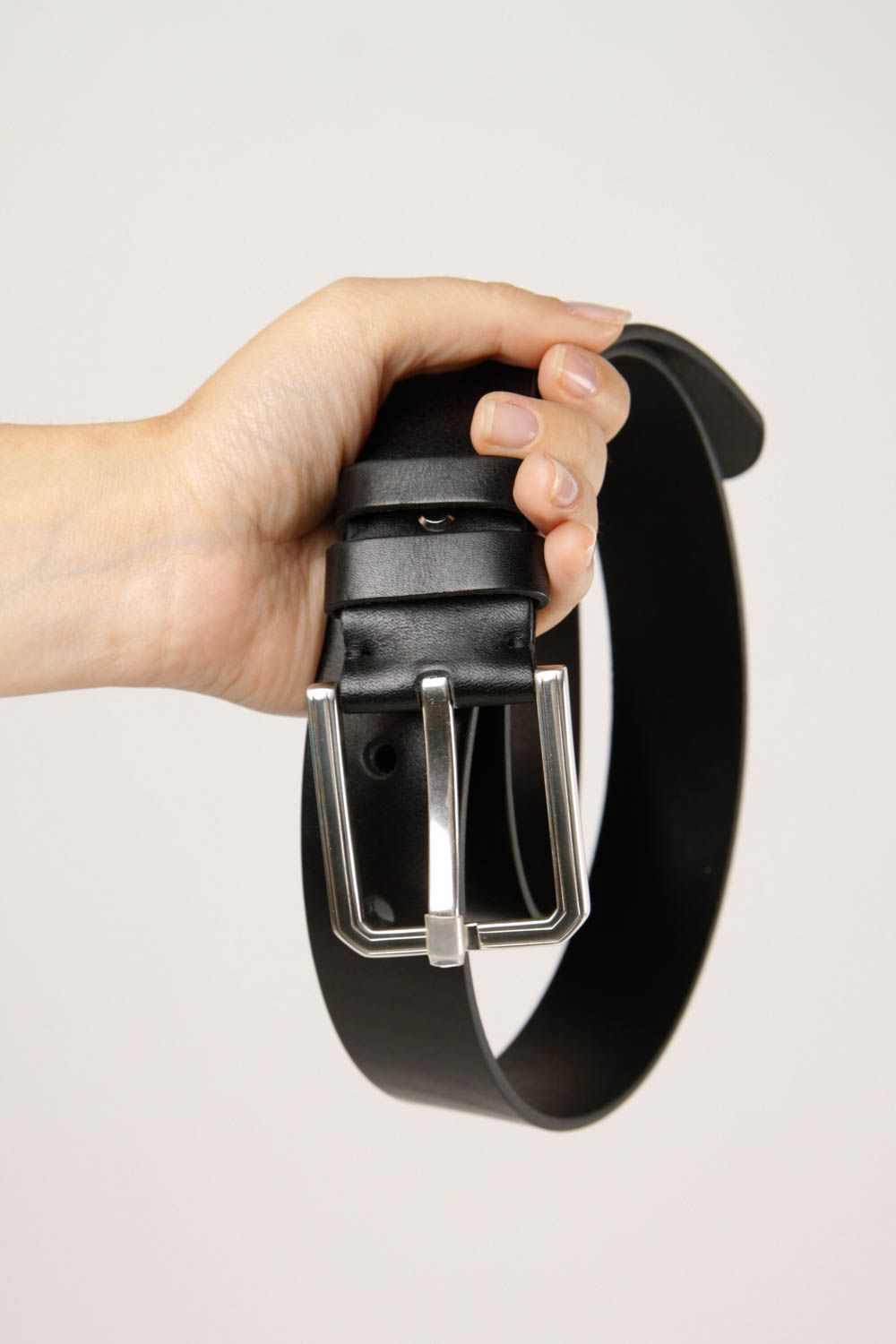 Cinturón de cuero hecho a mano color negro ropa masculina accesorio de moda foto 2