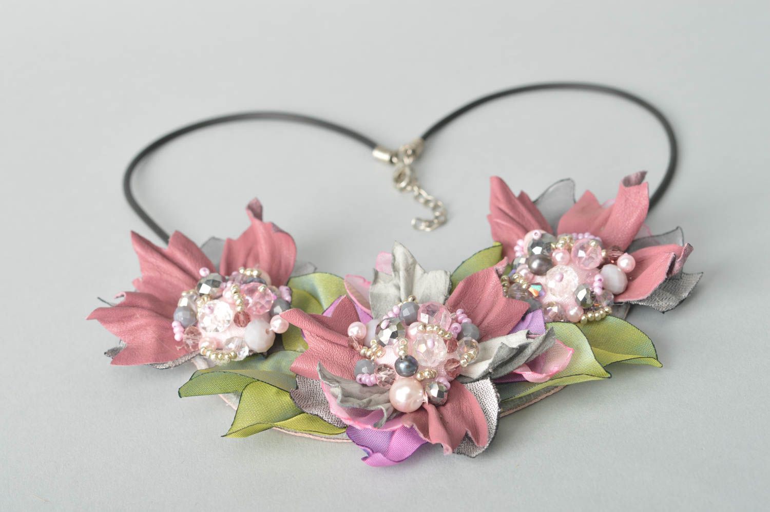 Кожаное колье подарок ручной работы массивное ожерелье розово серое цветочное фото 3