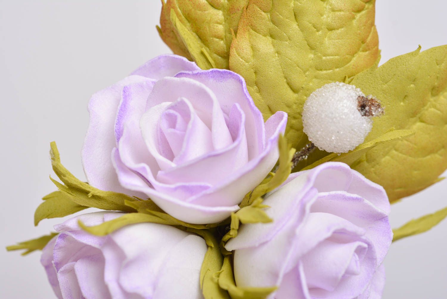 Женская заколка из фоамирана ручной работы красивая нежная Три туманных розы фото 2