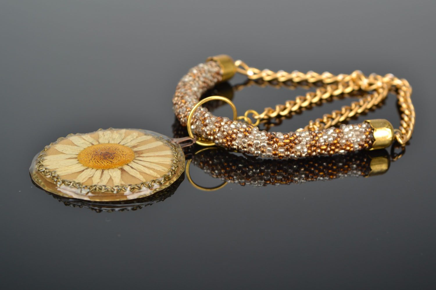 Beaded pendant with chamomile photo 1
