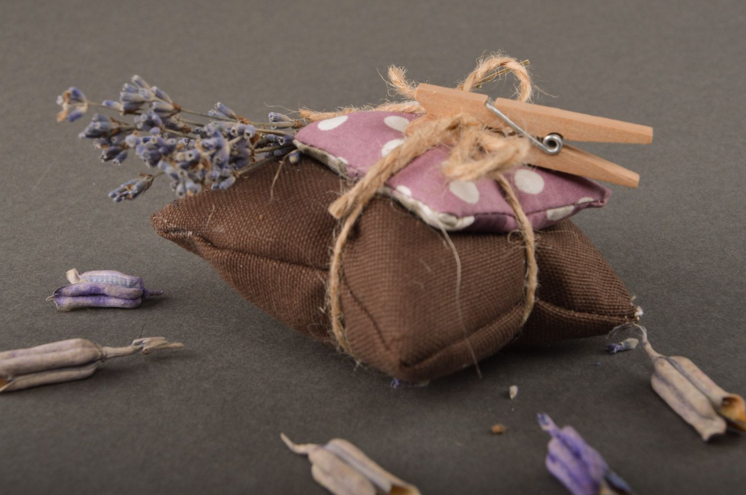 Schone handgemachte Sashet Kissen mit Aroma aus Stoff mit Lavendel und Minze foto 1