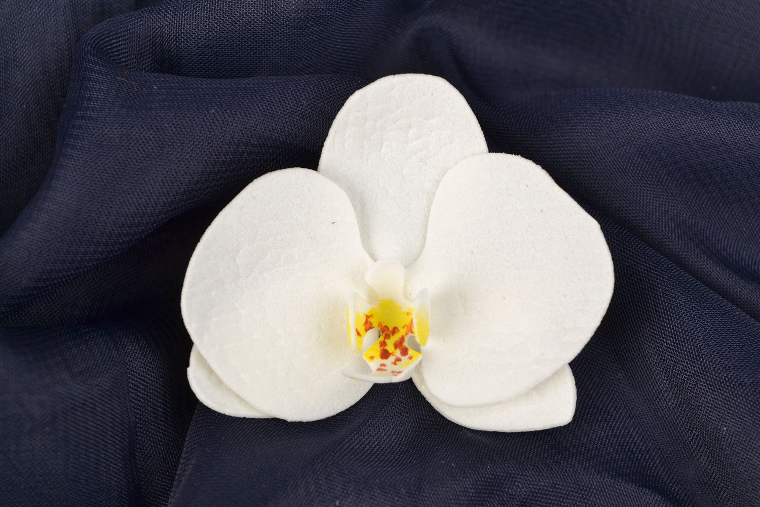 Небольшая заколка для волос из фоамирана в виде орхидеи фото 1