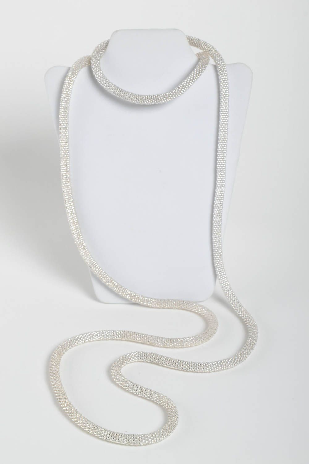 Серебристый жгут из чешского бисера длинный украшение ручной работы для девушек фото 3