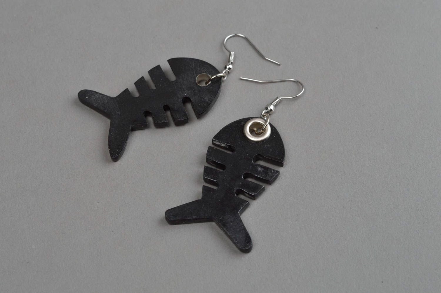 Kreative interessante schwarze Ohrringe aus Polymerton handmade Fischgerippe foto 2