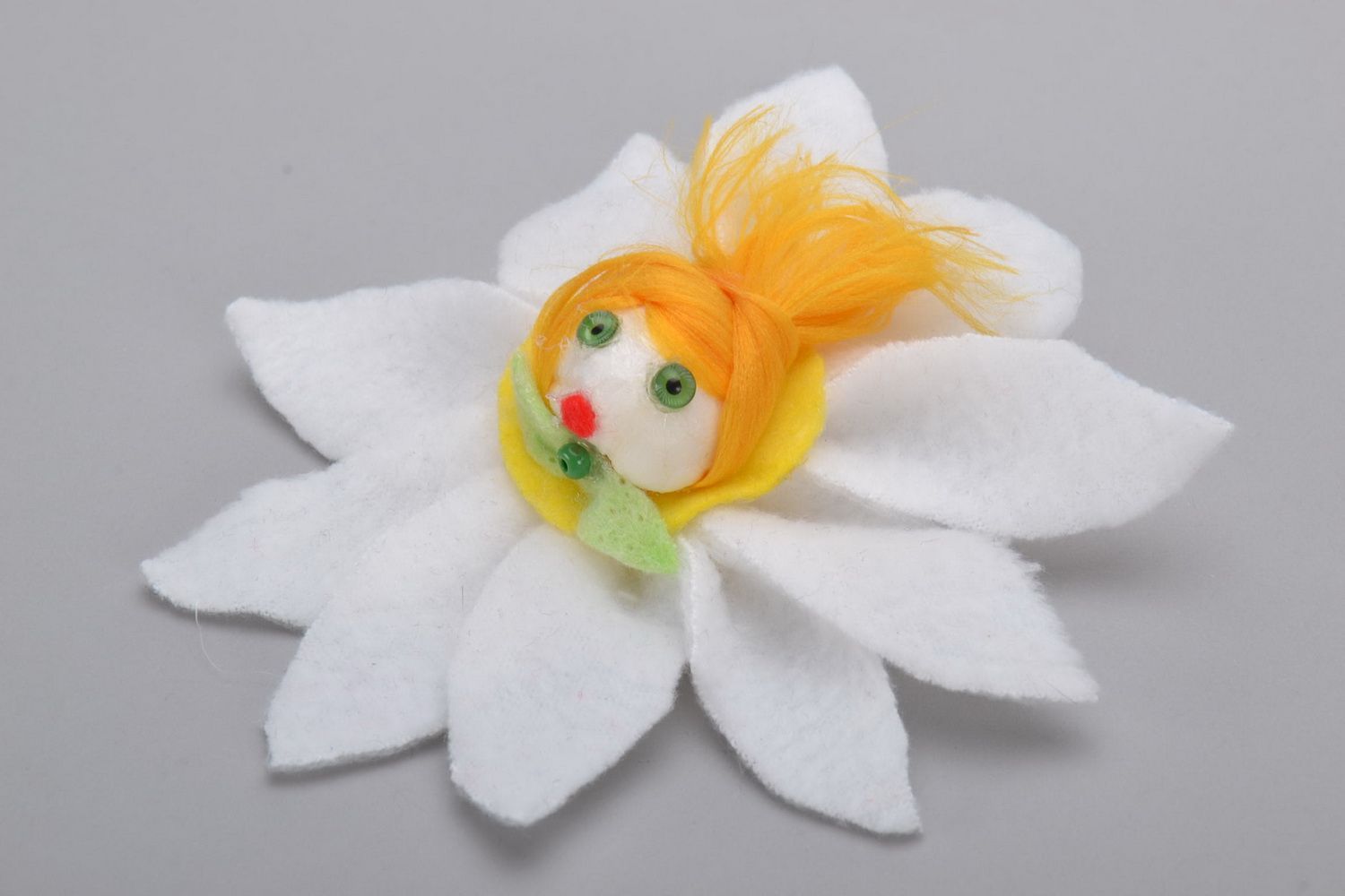 Фетровая брошь-цветок для ребенка фото 2