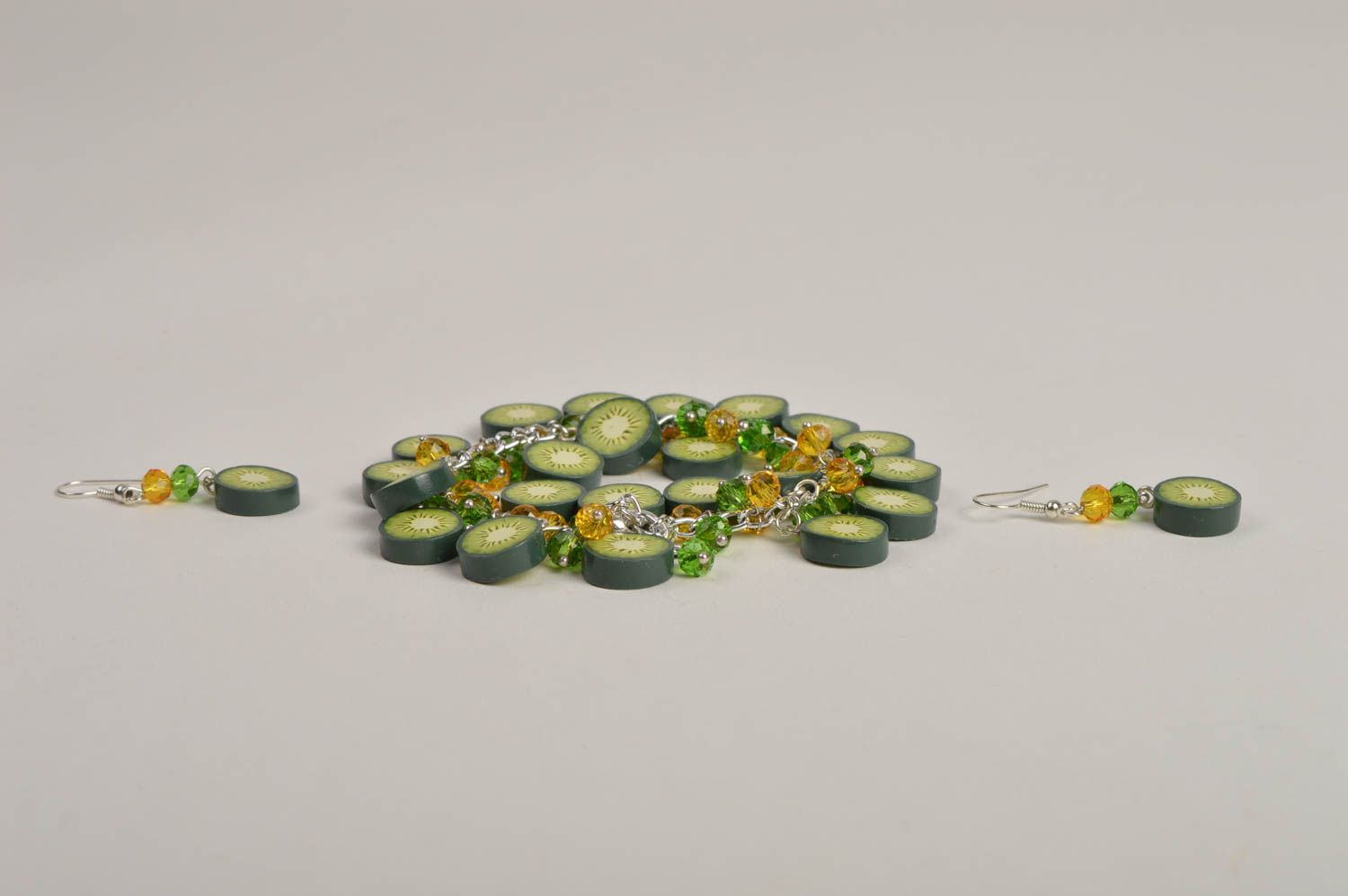 Браслет на руку красивые серьги украшения из полимерной глины зеленые Киви фото 5