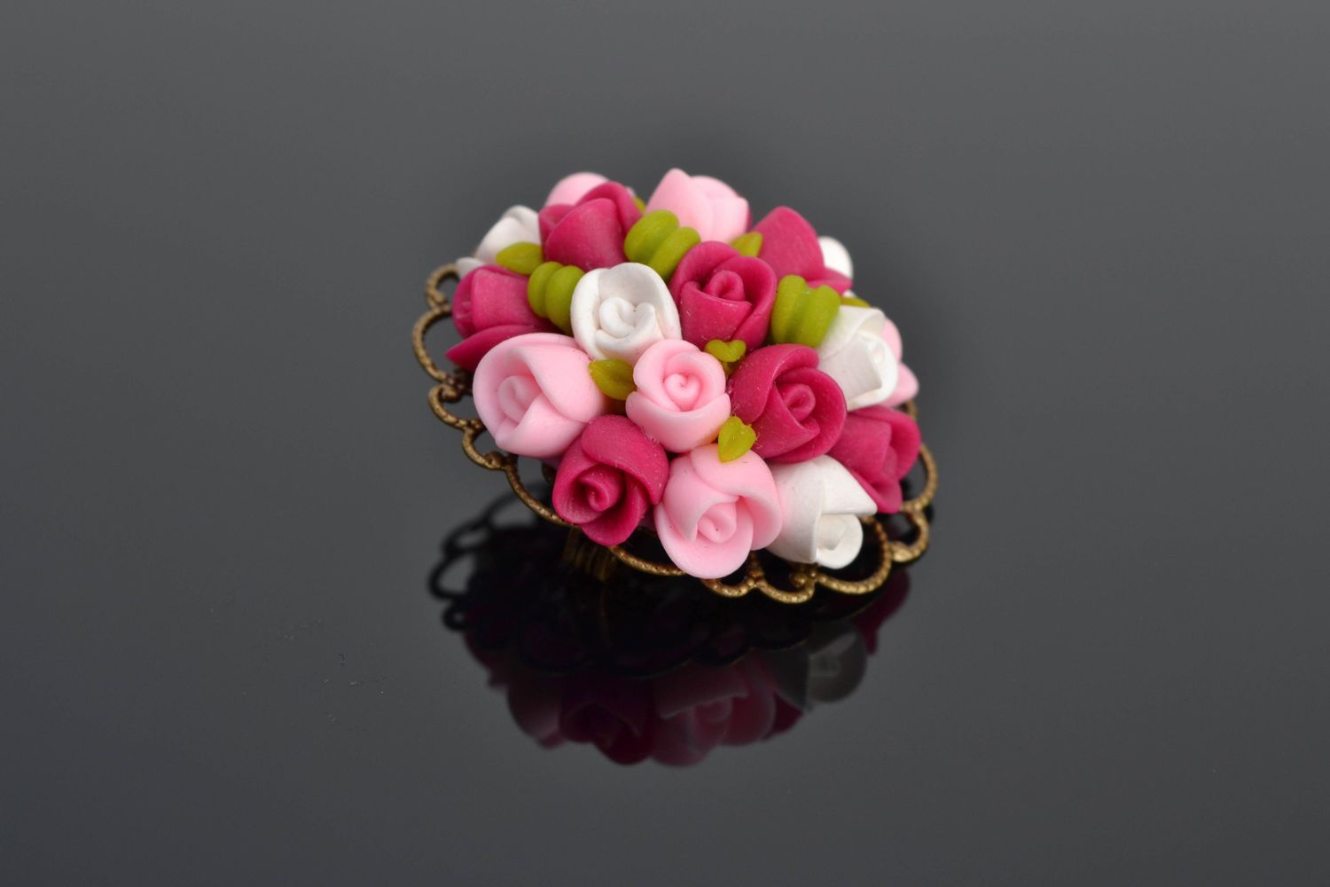 Broche artesanal con rosas de arcilla polimérica foto 1