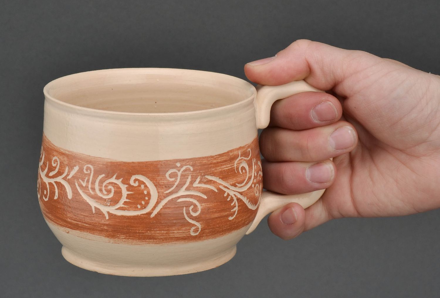 Large 10 oz clay beige cup with a square wide handle and floral rustic pattern photo 4