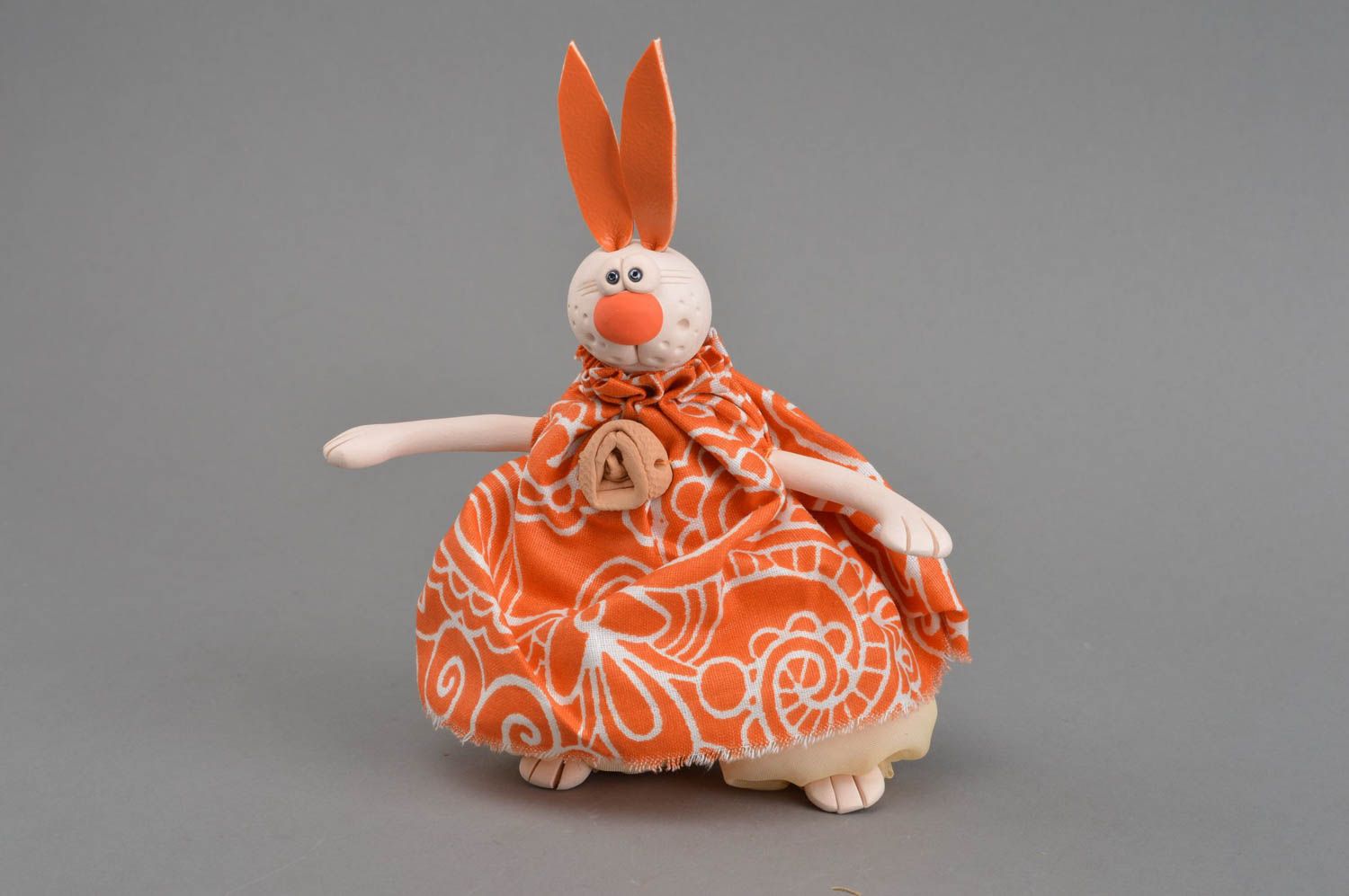 Игрушка зайчик для декора из глины фаянса и хлопка ручной работы оранжевая фото 4