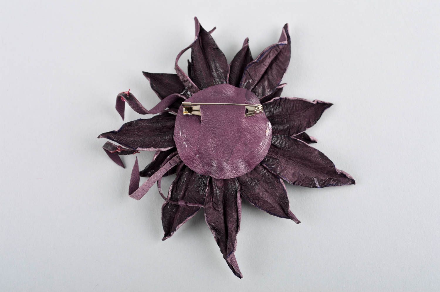 Broche fleur Bijou fantaisie fait main Accessoire en cuir violet foncé photo 3