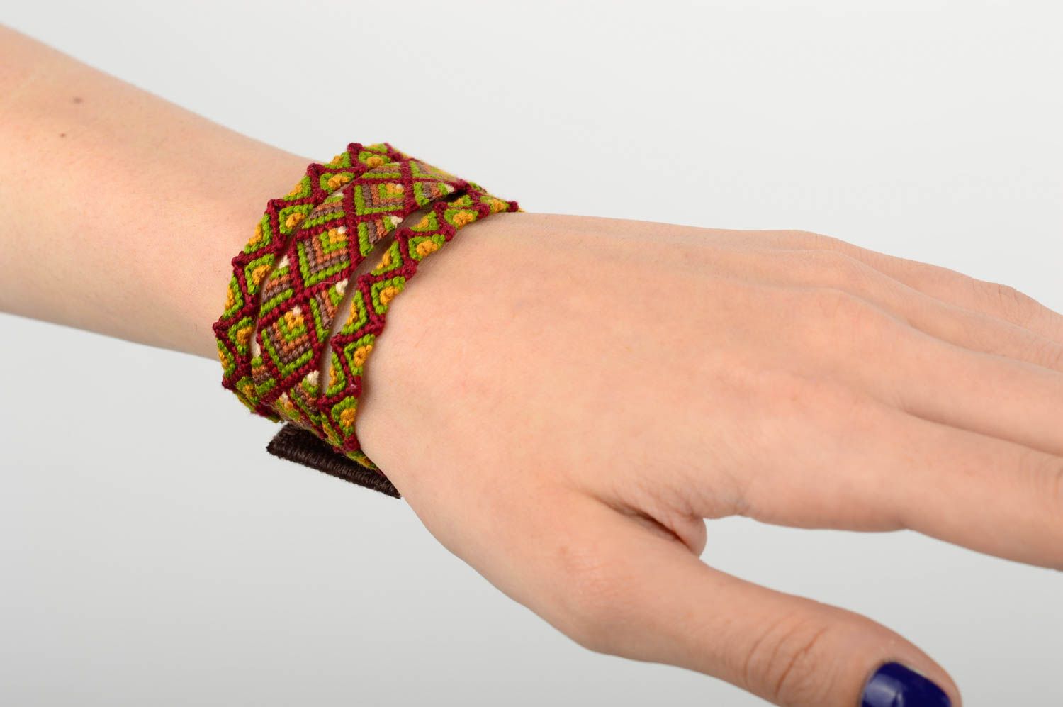 Модный браслет ручной работы браслет макраме из ниток мулине аксессуар макраме фото 5