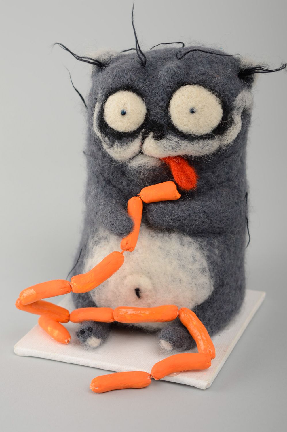 Валяная игрушка кот с сосисками из папье-маше фото 1